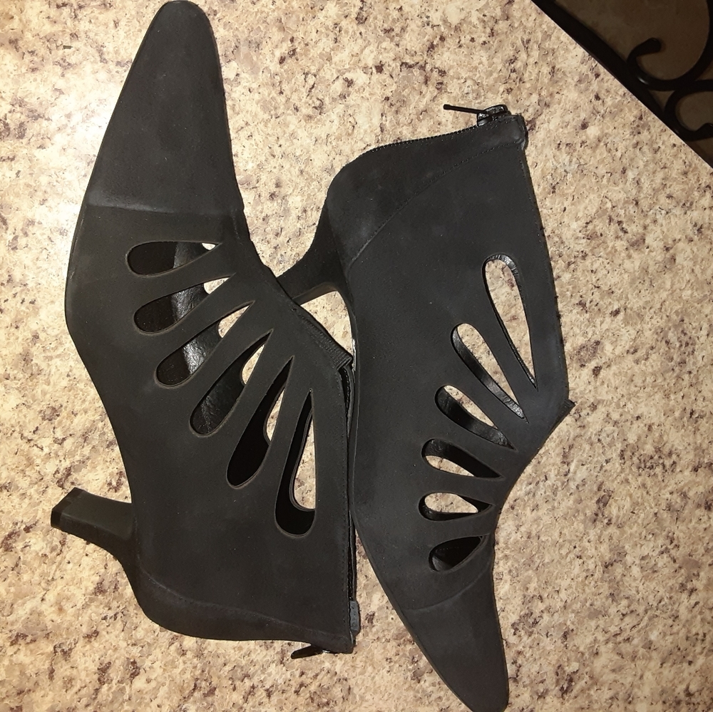 Leather Cut-out Pumps